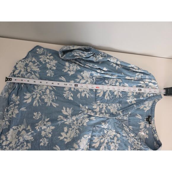 NWOT Torrid Women's Size 1 Denim Bleach Blouse V neck Button Sleeve Teacher Fall - Picture 8 of 8
